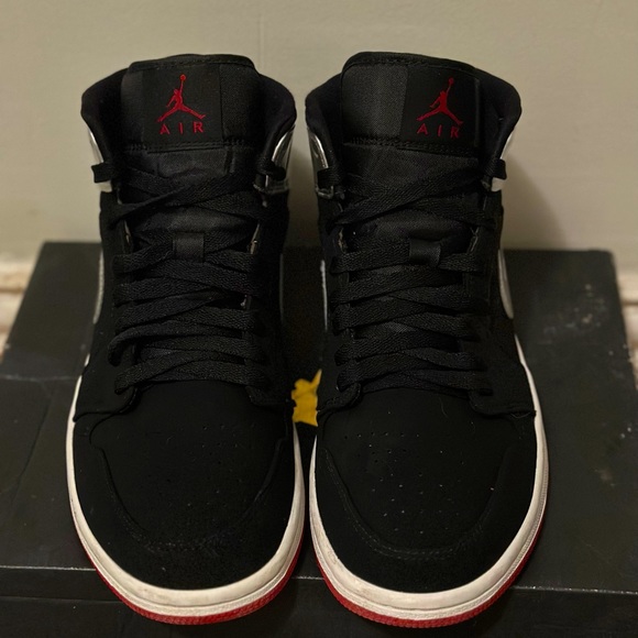 Shoes have a really clean color,slightly used with almost no defects - Picture 3 of 3